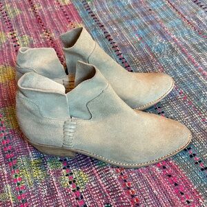 Dolce Vita size 7 suede leather taupe EUC 2” heel flexible rubber sole pull on